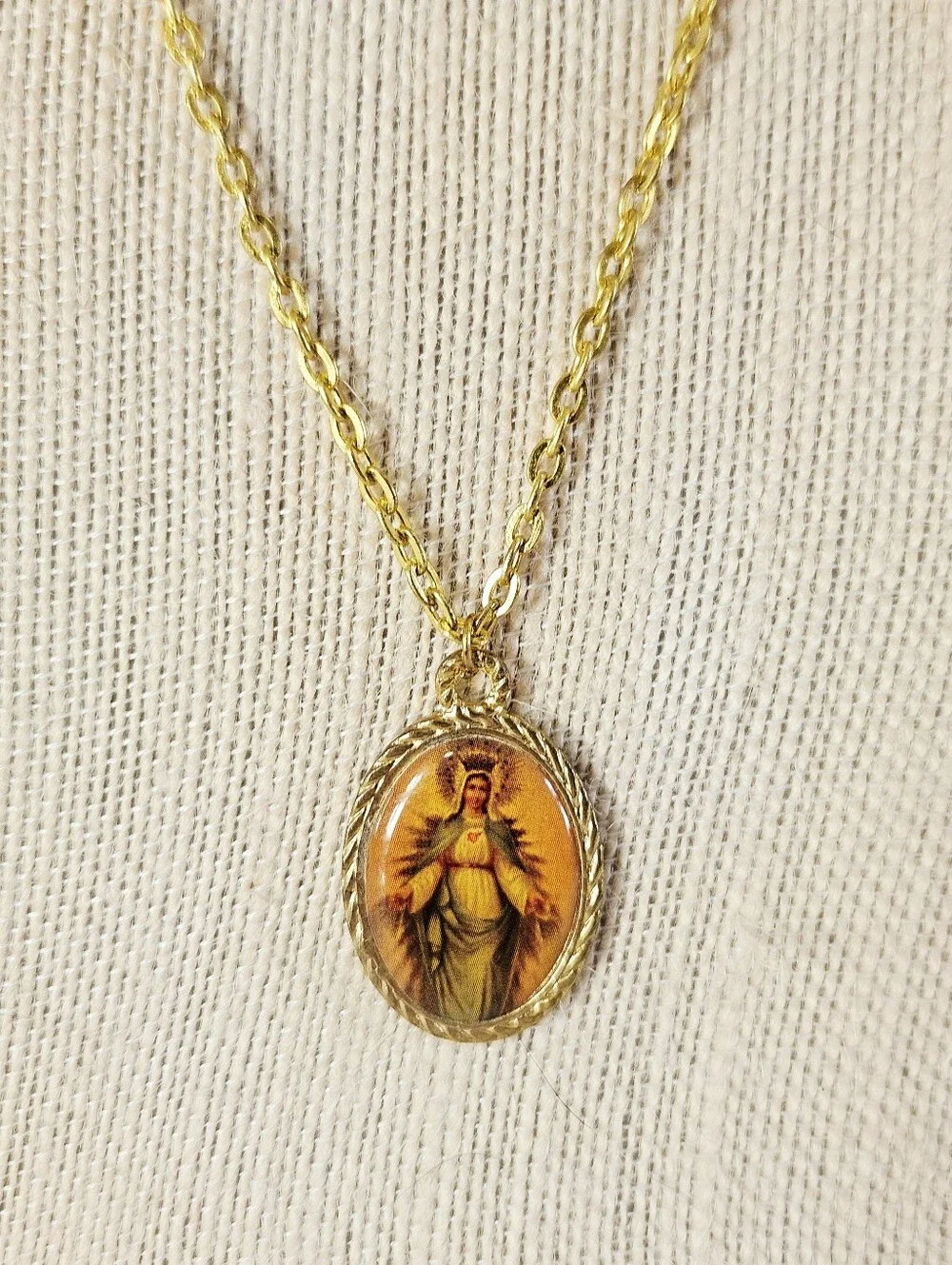 Vintage Virgin Mary Gold Tone Religious Prayer Medal Pendant Chain Necklace